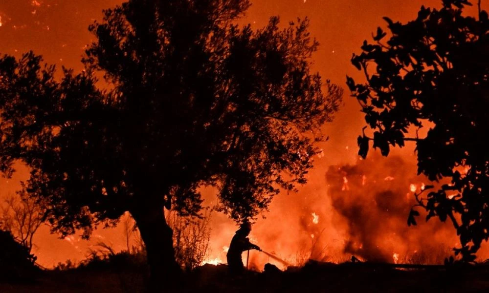 Ολονύχτια μάχη με τις φλόγες: Σε δύο μέτωπα συνεχίζεται η μάχη στην φωτιά στο Ξυλόκαστρο - Κάηκαν σπίτια